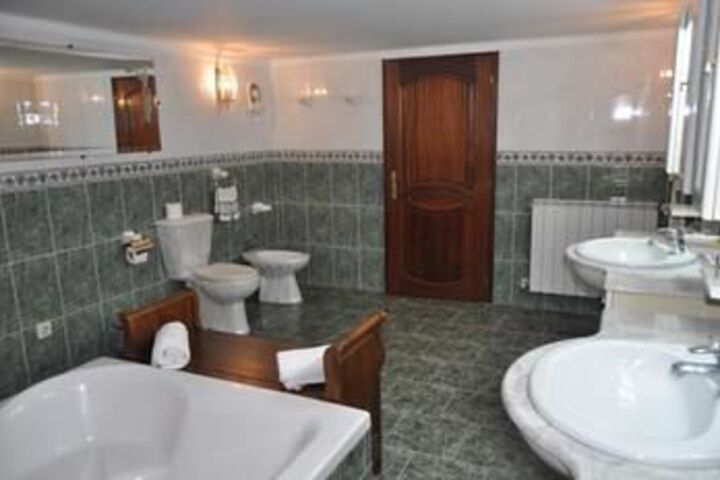 Room 4 of 63