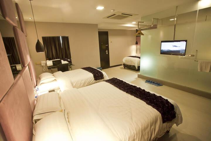 Room 18 of 31