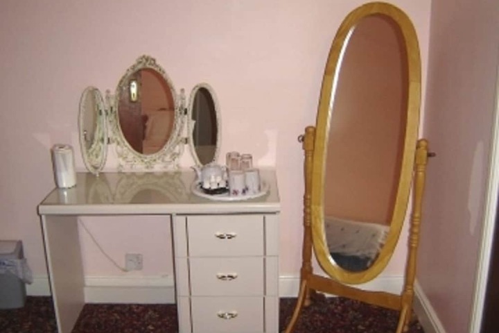 Room 7 of 12