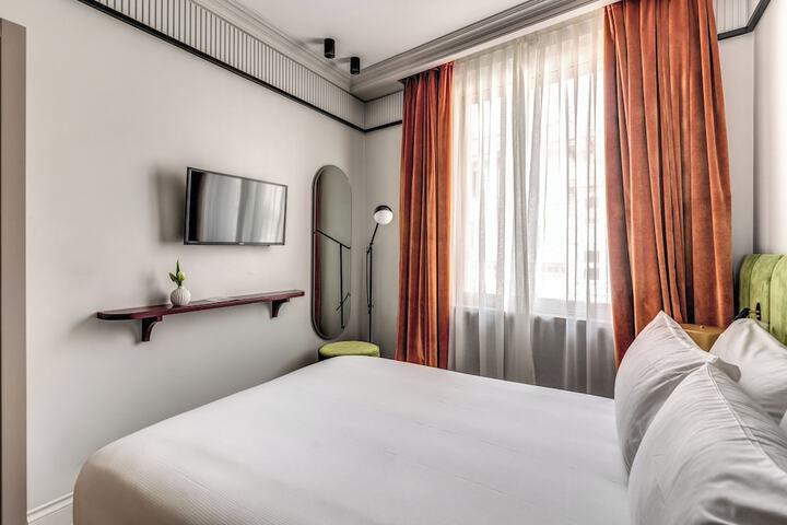 Room 28 of 47