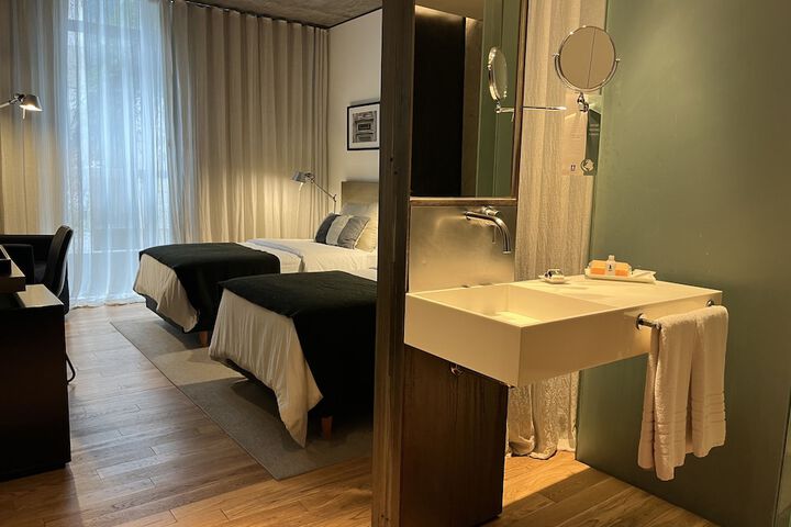Room 43 of 136