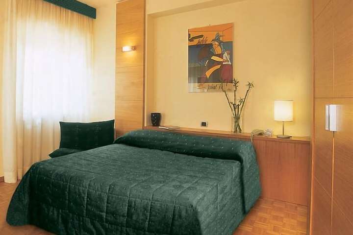 Room 9 of 34