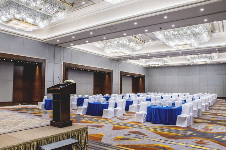 Ballroom/Hall 73 of 121