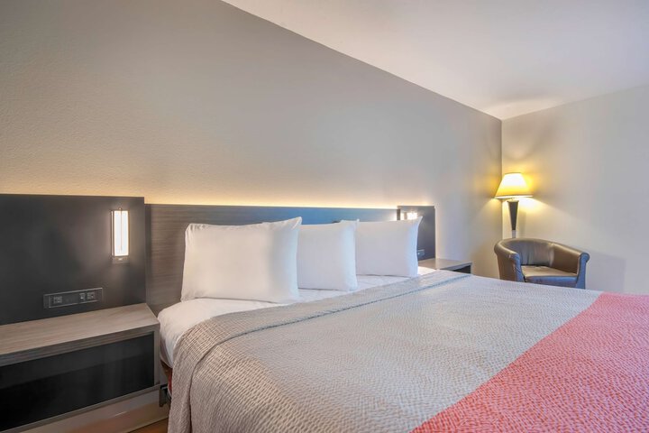 1 King Bed (1 of 15)