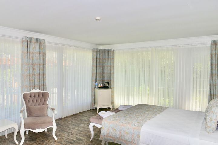 Room 33 of 106