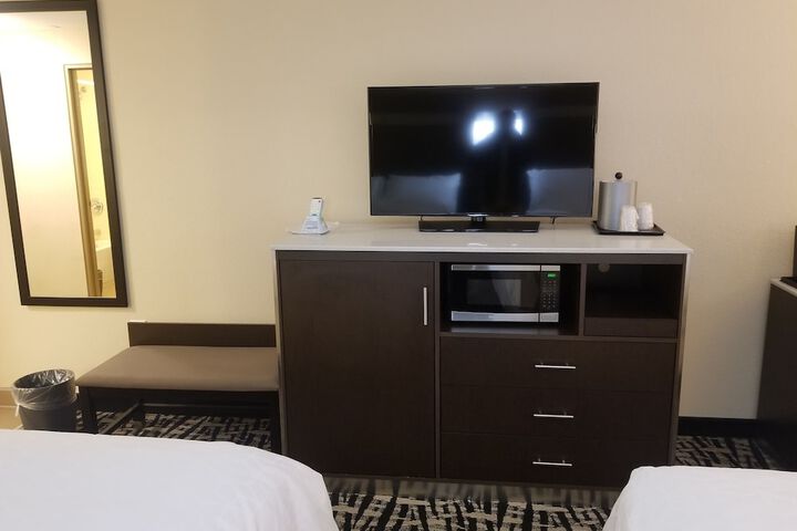 2 Queen Beds (8 of 12)