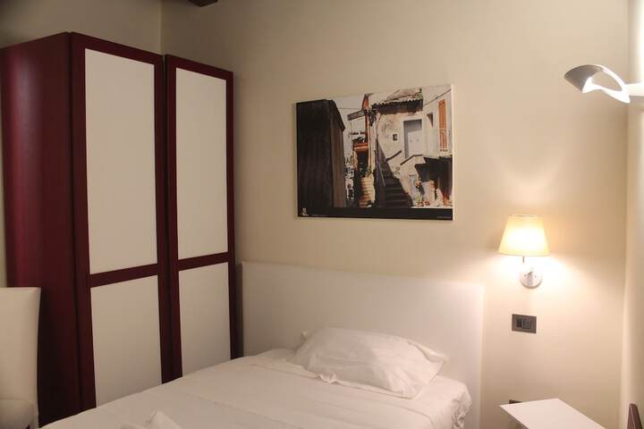 Room 11 of 48