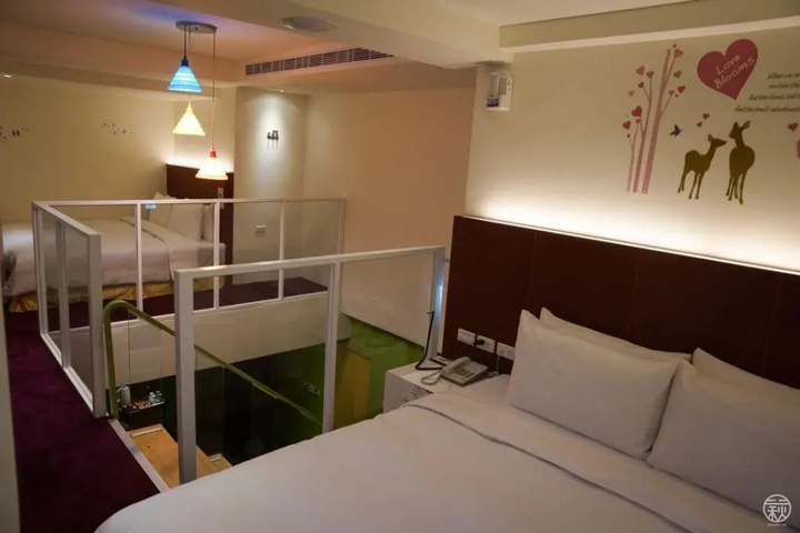 Room 4 of 8