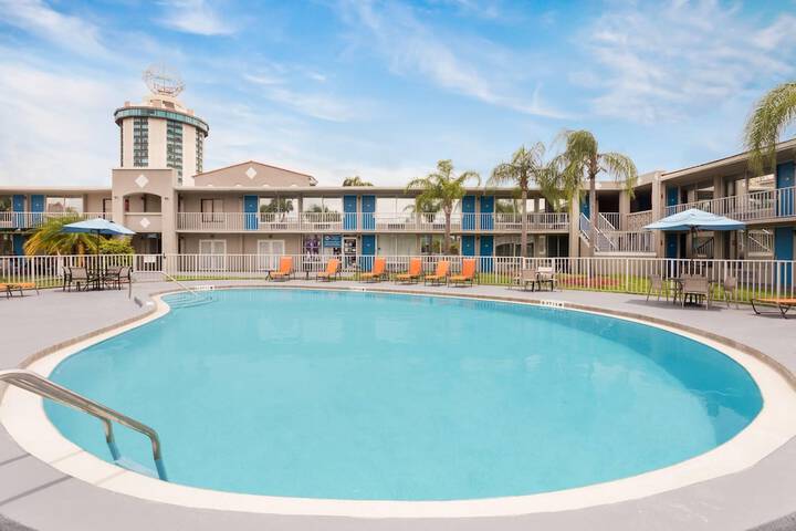 Pool 21 of 28