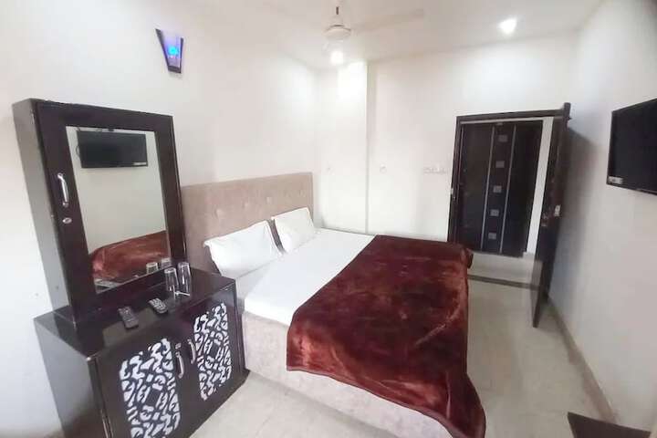 Room 17 of 31