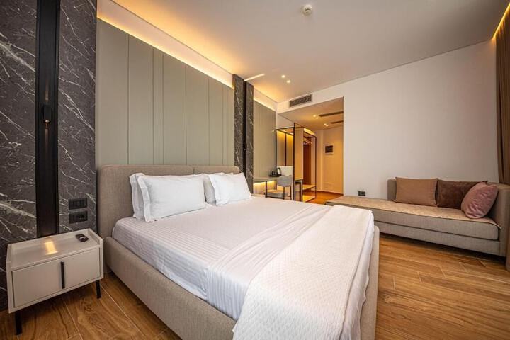 Room 10 of 80