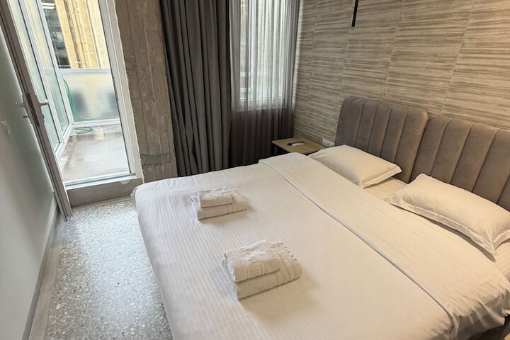 Room 33 of 86