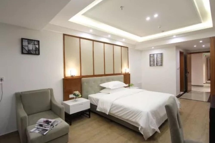 Room 6 of 16