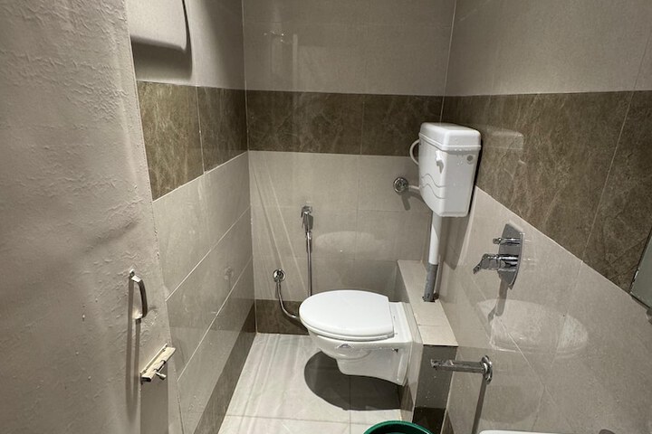 Room 7 of 12