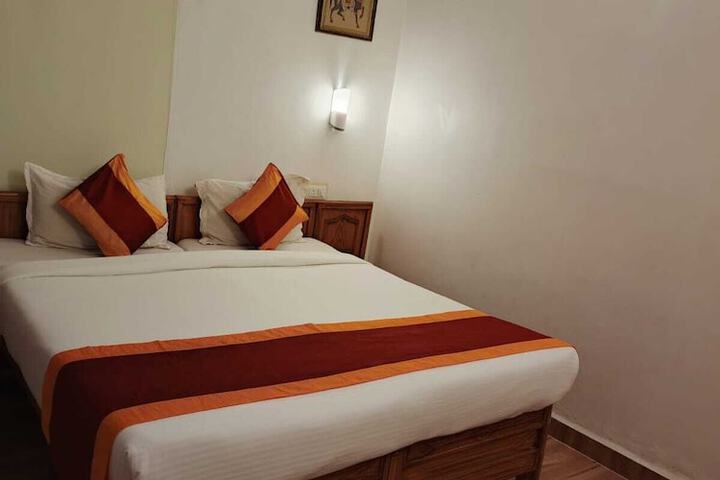Room 4 of 32
