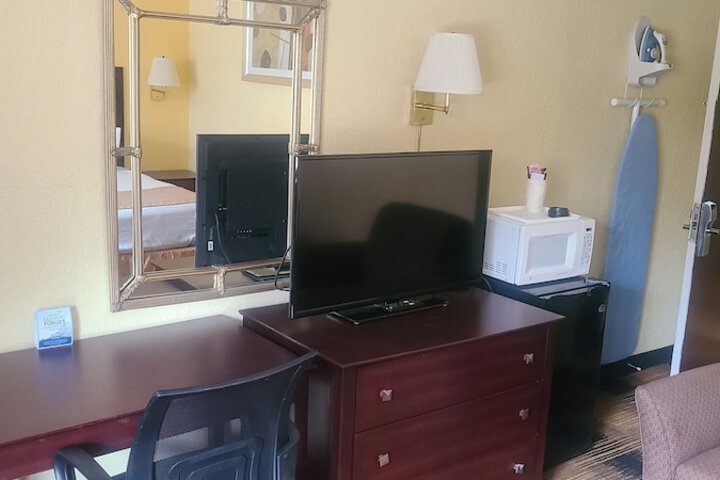 1 Queen Bed (5 of 7)