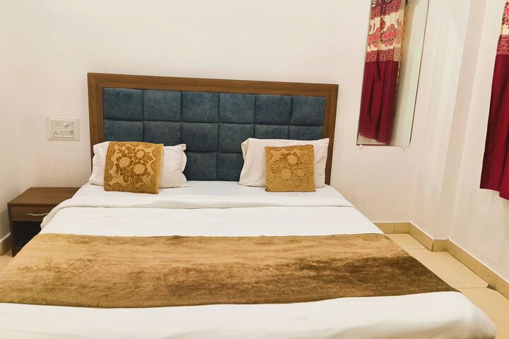 Room 4 of 8