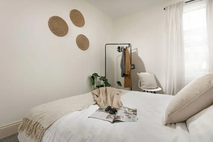 Room 4 of 7
