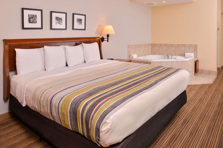 1 King Bed Accessible (10 of 11)