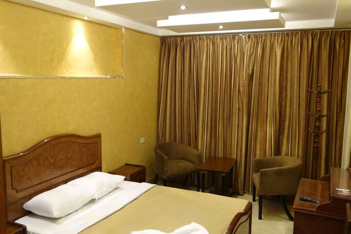 Room 7 of 16