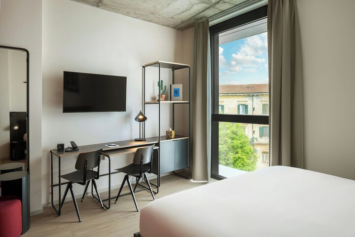 Room 27 of 77
