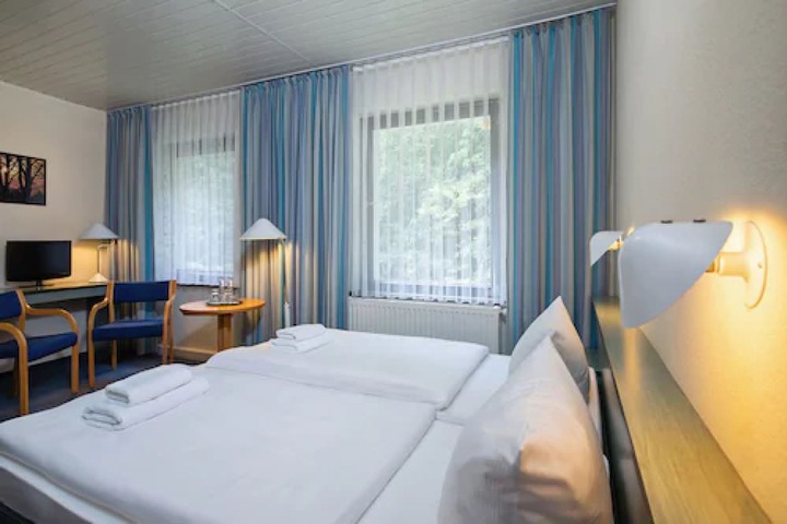 Room 8 of 40