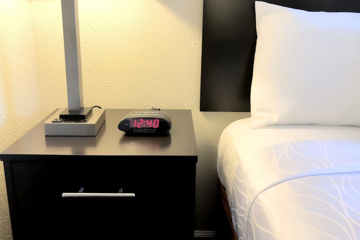 1 Queen Bed (12 of 17)
