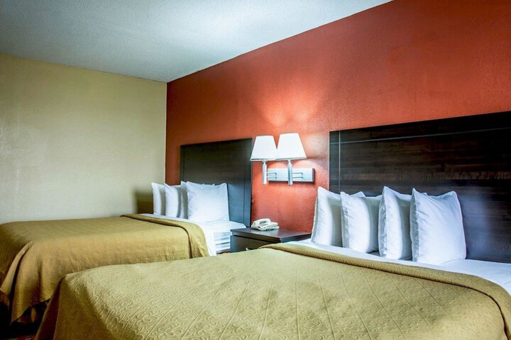 1 Queen Bed (5 of 6)