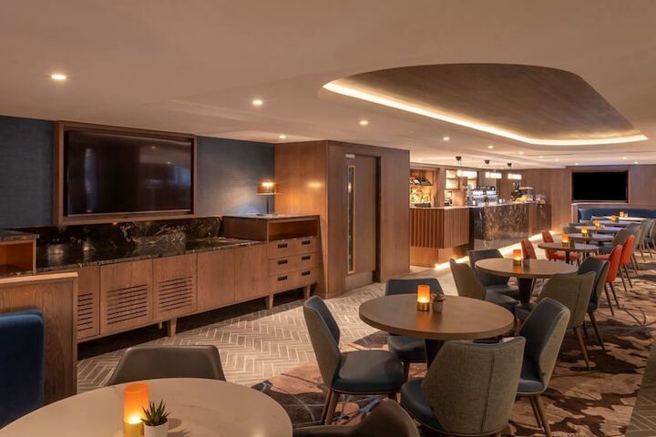 Lounge 51 of 61