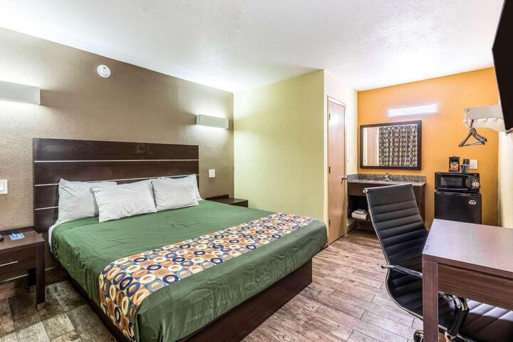 1 Queen Bed (5 of 6)
