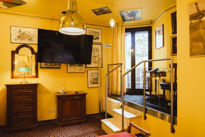 Room 10 of 46