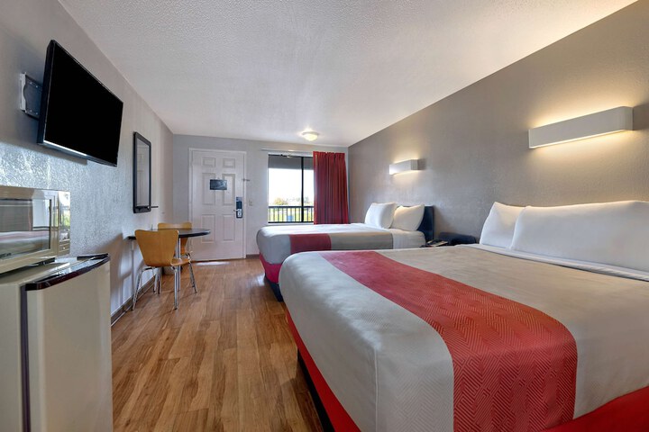 2 Queen Beds (10 of 11)