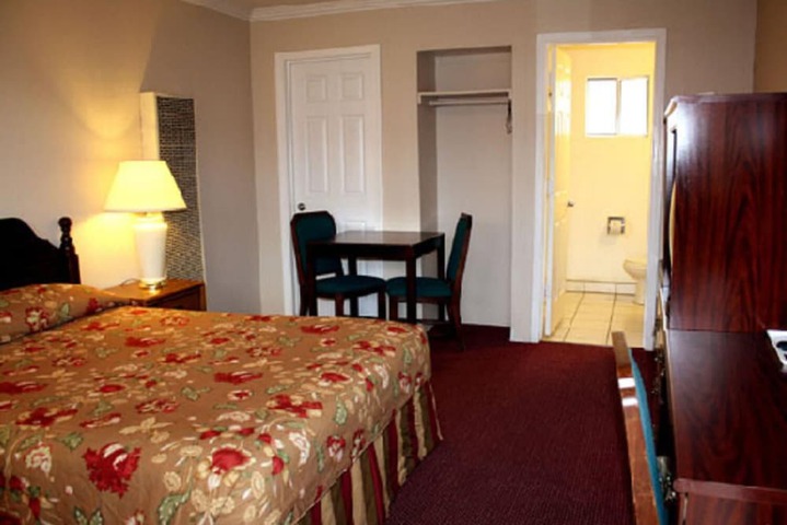 1 Queen Bed (2 of 4)
