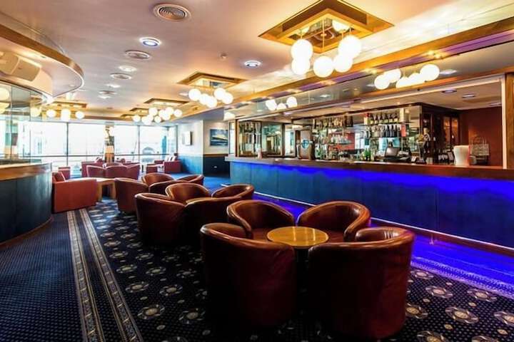 Lounge 96 of 102