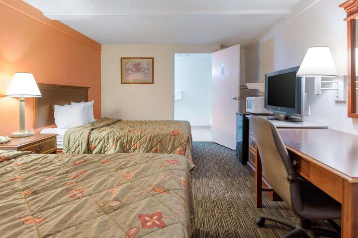 2 Double Beds (4 of 9)