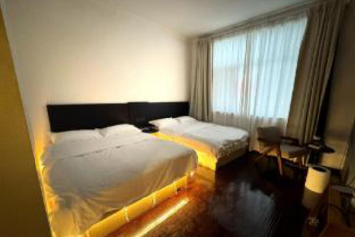 Room 8 of 10