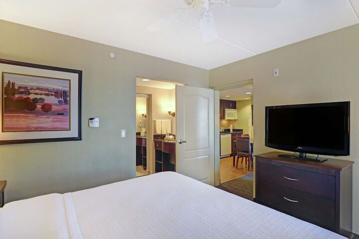 1 King Bed Whirlpool Studio Suite (5 of 22)