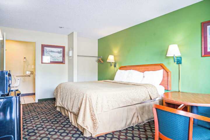 1 King Bed (17 of 21)