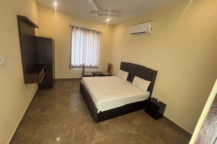 Room 11 of 73