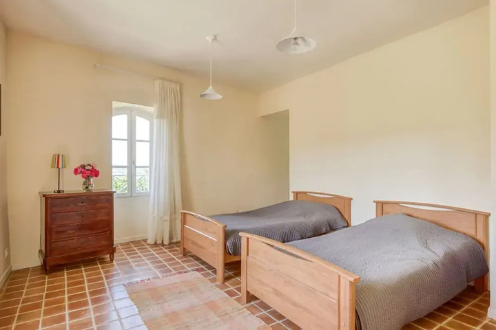 Room 2 of 25