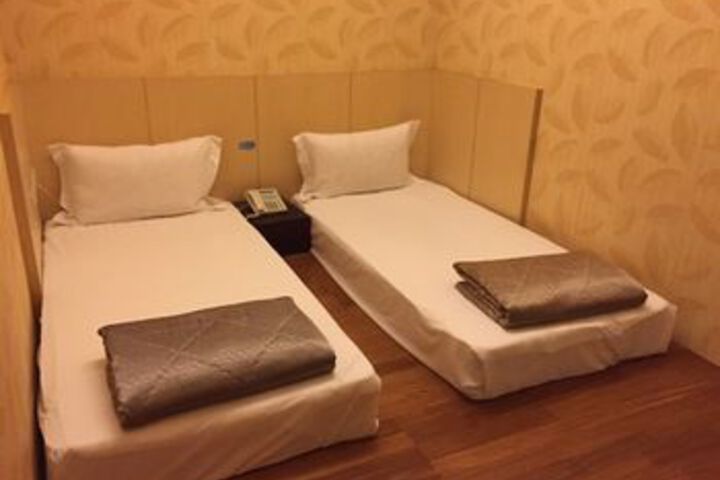 Room 6 of 27