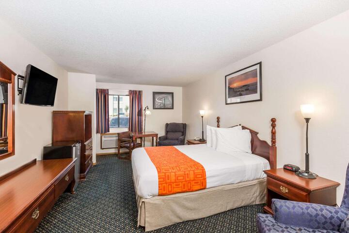 1 Queen Bed (6 of 10)