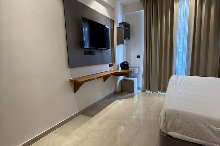 Room 6 of 18