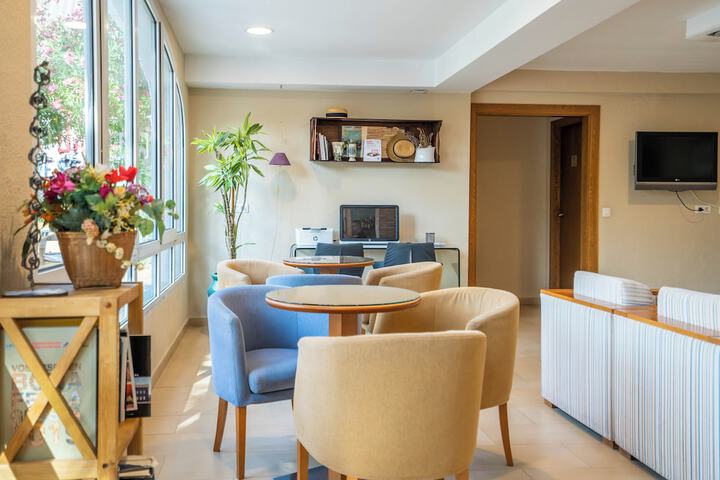 Lounge 38 of 52