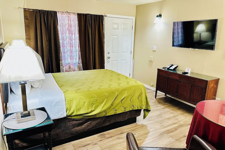 Room 16 of 40