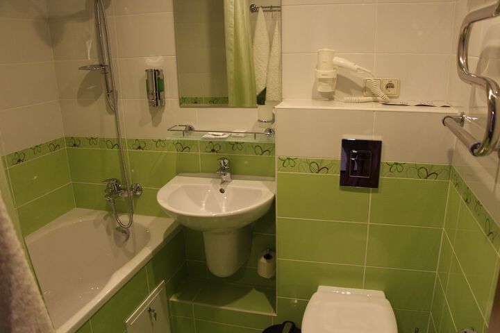 Room 83 of 122