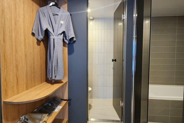 Room 143 of 219