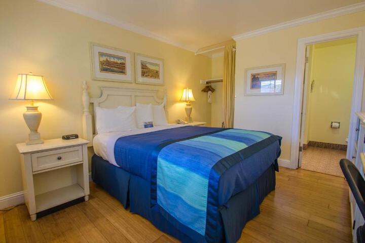 1 Queen Bed (7 of 11)