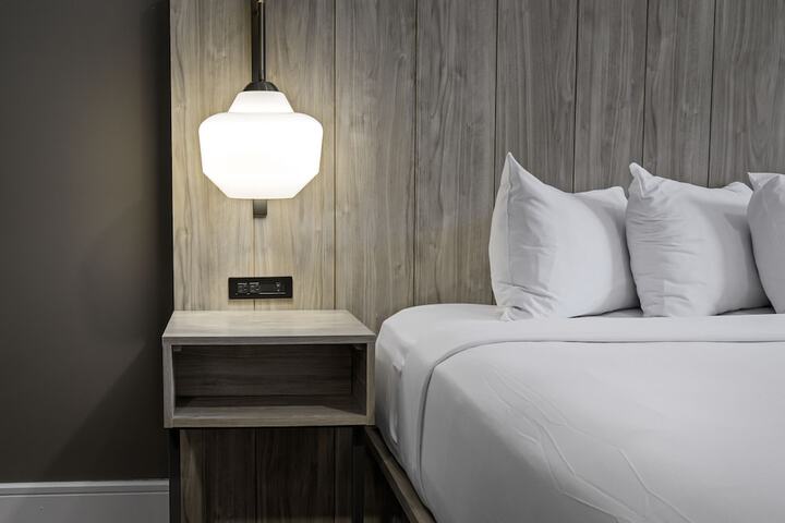 Gold Spike Queen Room 21 and Over (16 of 20)