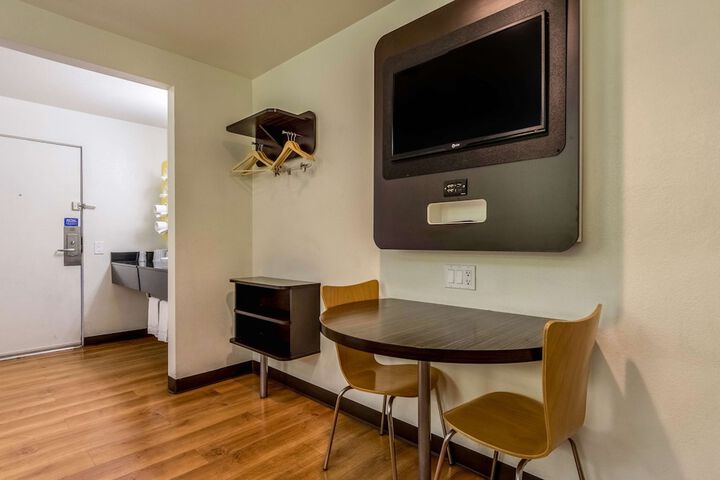1 Queen Bed (3 of 7)